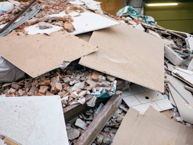 Alçıtaşı Tahta Tuğlaları ve Yenileme Atıkları ile İnşaat Enkazı Yığını