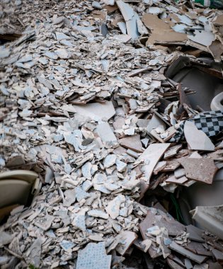 Döşemeler ve Alçıtaşı Tahtası da dahil olmak üzere Karma Yapı Atığının Yakın plan Çekimi