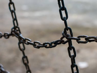 Eski Kullanılmış Metal Zincir Bağlantı Yakın plan Paslı Endüstriyel Güvenlik Detayları