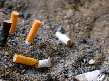 Kum İçme ve Sağlık Konseptiyle Küllükte Kullanılmış Sigara İzmaritleri