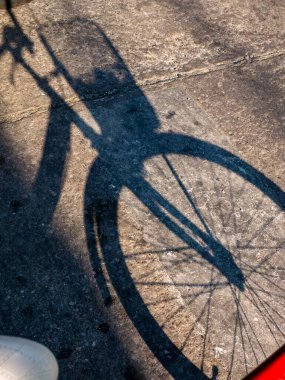 Öğleden Sonra Beton Yere Bisiklet Gölgesi Dökümü