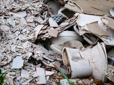 Alçıtaşı Tahta Tuğlaları ve Yenileme Atıkları ile İnşaat Enkazı Yığını