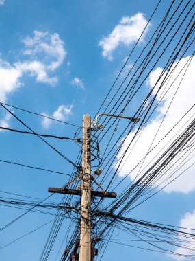 Karışık Elektrik Hatları Kablo Bağlantı Mavi Gökyüzüne Karşı Bakıyor