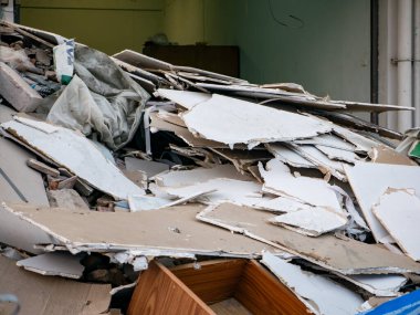 Alçıtaşı Tahta Tuğlaları ve Yenileme Atıkları ile İnşaat Enkazı Yığını