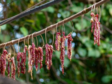 Bambu Çubuğunda Asılı Güneş Kurutulmuş Biftek Şeritleri Geleneksel Tayland Gıda Koruması