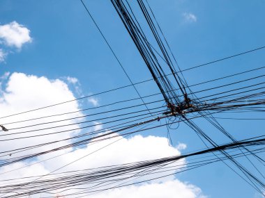 Karmaşık Elektrik Hatları ve Mavi Gökyüzüne Bulutlu Kablolar