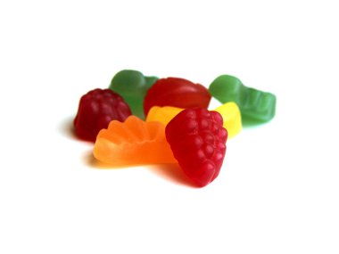 Beyaz arka plan üzerinde meyve gummi şekerler çeşitler