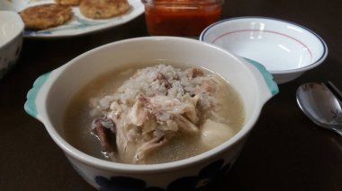 Ginseng ve diğer malzemelerle birlikte tavuk çorbası.