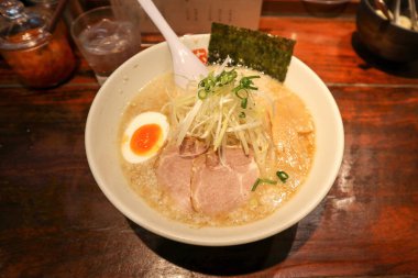 Tavuklu erişte çorbası.