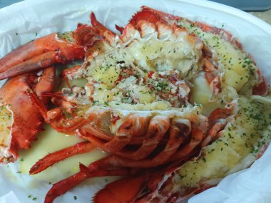 Beyaz bir tabakta ıstakoz pişirdim.