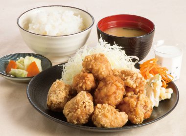 Soslu kızarmış nugget.