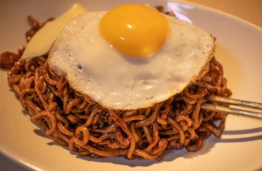 Kore Kara Fasulye Sosu Yumurtalı Erişte