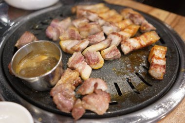 Izgarada domuz pirzolası