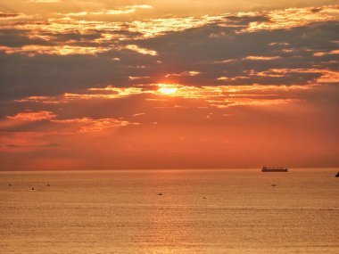 Sahilde güzel bir gün batımı