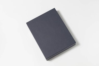 Beyaz arkaplanda hediye kutusu