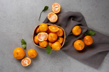 Sarı portakallar sepete.