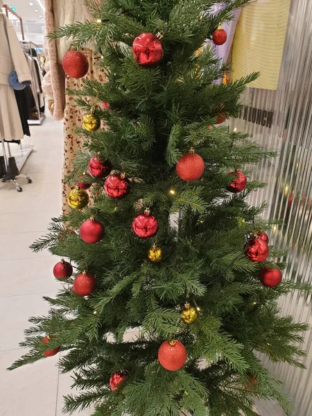 Weihnachtsbaum Und Bunte Dekoration — Stockfoto