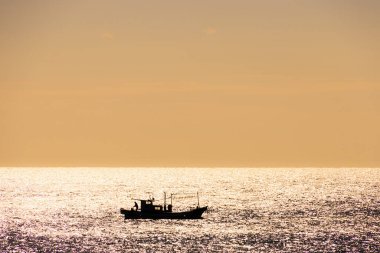 Gökyüzü ile açık denizde yalnız bir tekne