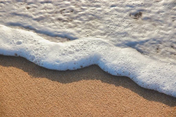 Волны Ударяющие Берегу — стоковое фото