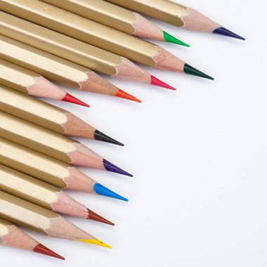 Beyaz arkaplanda izole edilmiş renkli kalemler