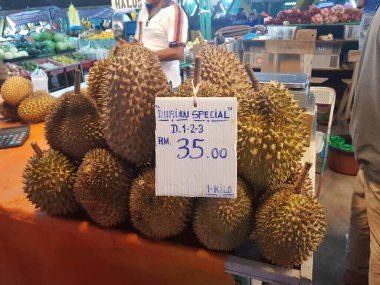 Markette meyve ve sebze var.
