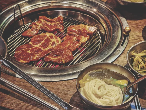 Bulgogi Rebanadas Marinadas Carne Asada Una Barbacoa —  Fotos de Stock