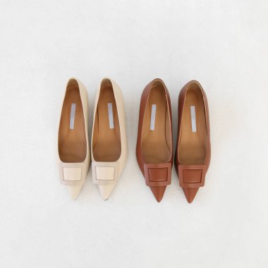 Yüksek topuklu ayakkabılar beyaz arkaplanda izole edilmiş.