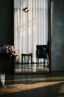 Oturma odası zemininde ışık ve gölge