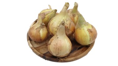 Beyaz arkaplanda çiğ soğan izole edildi