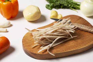 Kesme tahtasında dilimlenmiş sebzeler