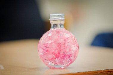 Ahşap masada cam şişe bitkisi.