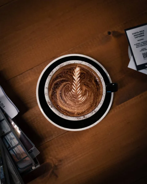 Diretamente Acima Tiro Café Com Arte Latte Mesa Madeira — Fotografia de Stock