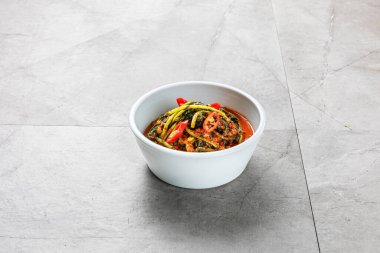 Kore yemeği, Çin lahana turşusu ve gri arka planda yemek.