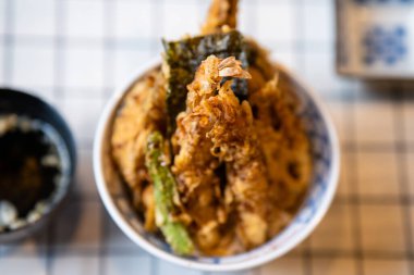 Japon usulü kızarmış karides.