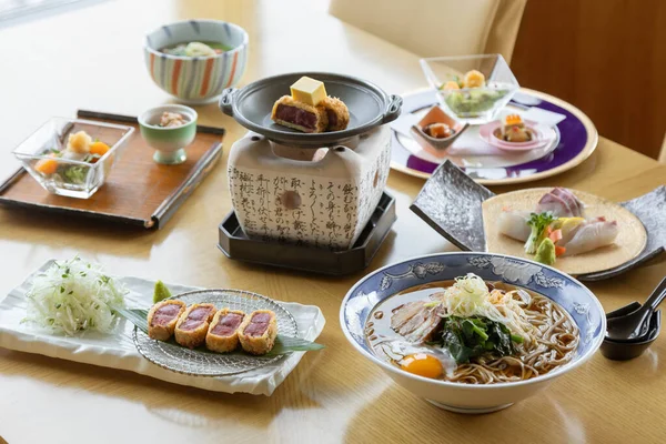 Japán Ételek Keveréke Étkezőasztalon — Stock Fotó