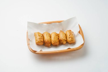 Sepette kızarmış yiyecekler.