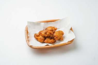 Sepette kızarmış tavuk.