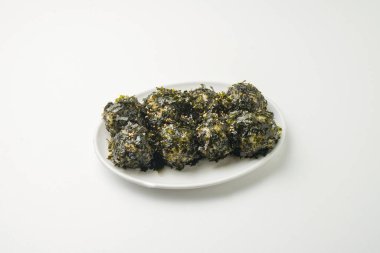 Onigiri ya da Japon pirinç topları bir tabakta