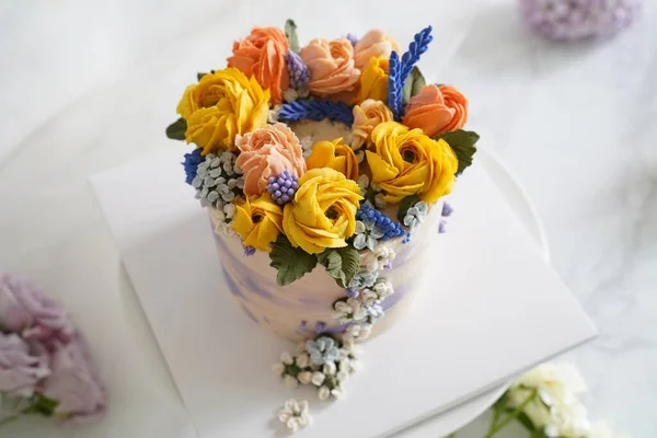 Dekorierte Kuchen Mit Blumen Auf Weißem Hintergrund — Stockfoto