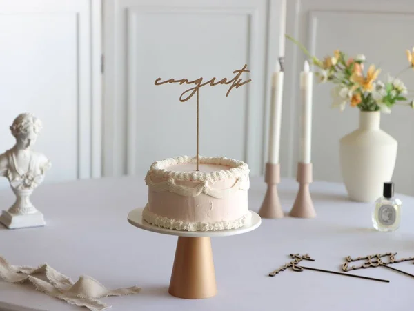 Dekorierte Kuchen Mit Blumen Auf Weißem Hintergrund — Stockfoto