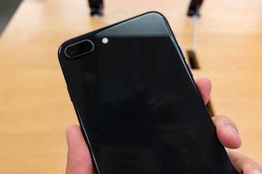 Akıllı telefonu tutarken yakın plan.