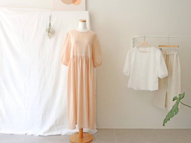 Askıda güzel pembe keten elbise