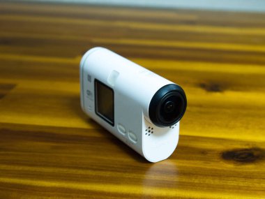 Ahşap arka planda dijital kamera