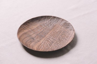 Beyaz zemin üzerinde ahşap plaka