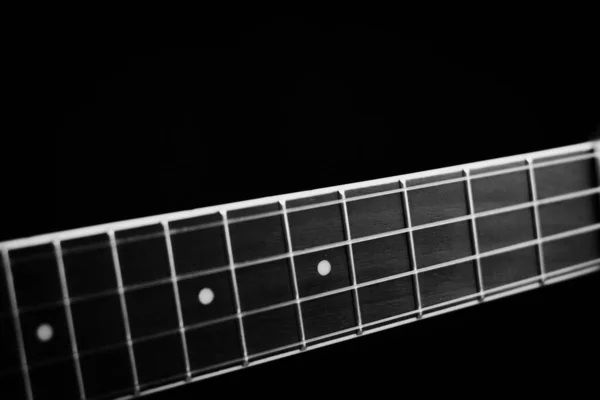 在黑暗的背景下 古典吉他非常接近 — 图库照片
