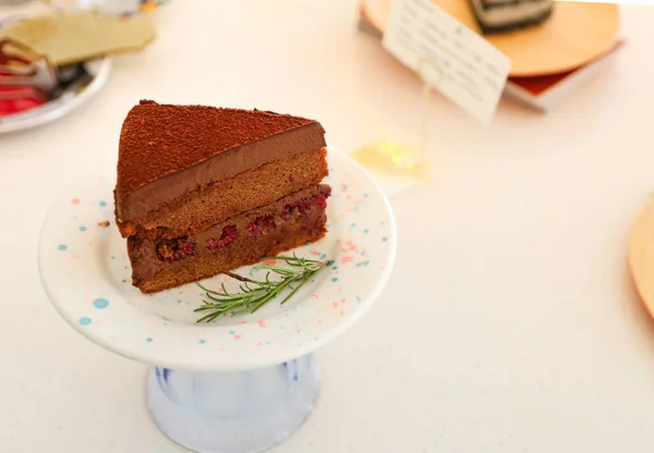 Stück Schokoladenkuchen Auf Teller — Stockfoto