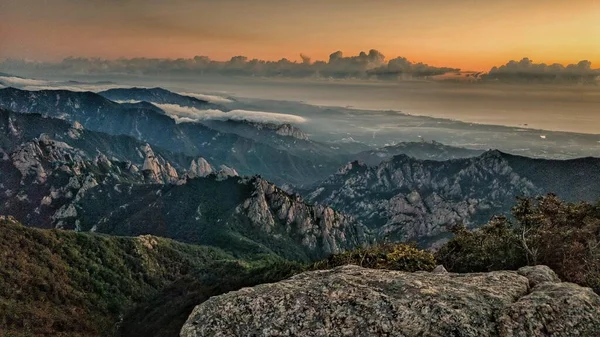 日没の時間に高い山のピーク — ストック写真