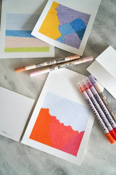 Kolorowe Ołówki Papiery Białym Tle — Zdjęcie stockowe