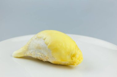 Beyaz tabakta tek Durian, Tayland 'ın kralı..