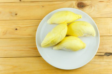 Durian grubu beyaz tabakta, Tayland 'ın meyvelerinin kralı..